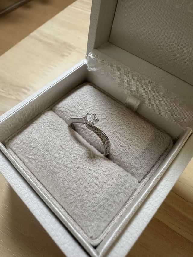 婚約指輪です。