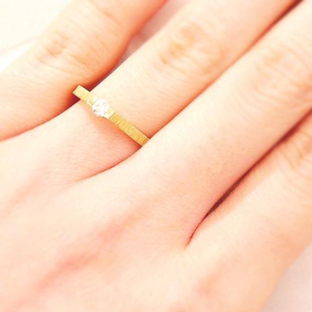 新作のライフのエンゲージリングです。