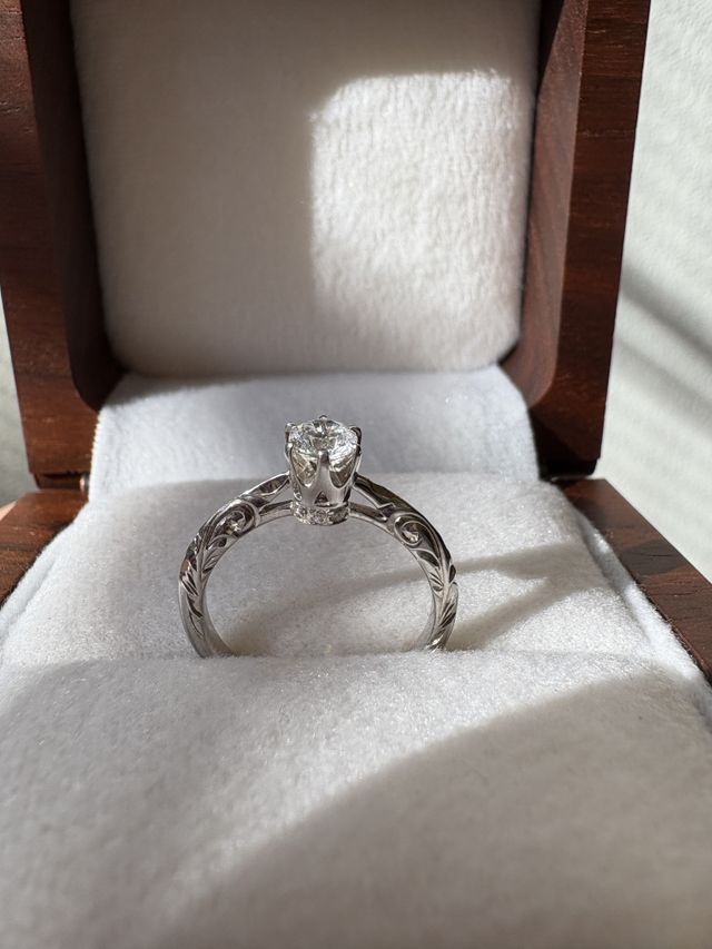 ウッドケースと指輪