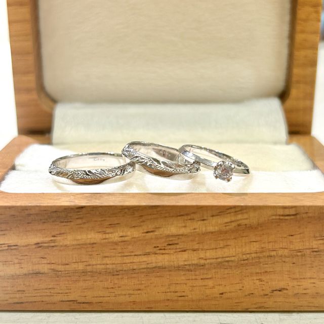 婚約指輪と結婚指輪のセット　重ね置き