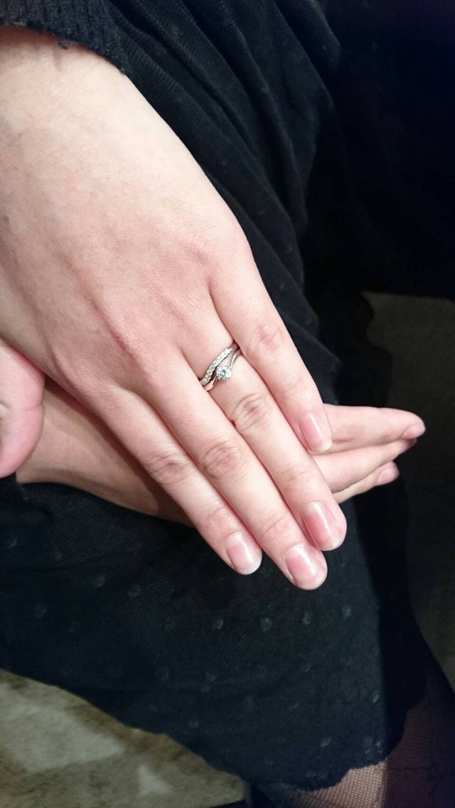 下側が結婚指輪です。