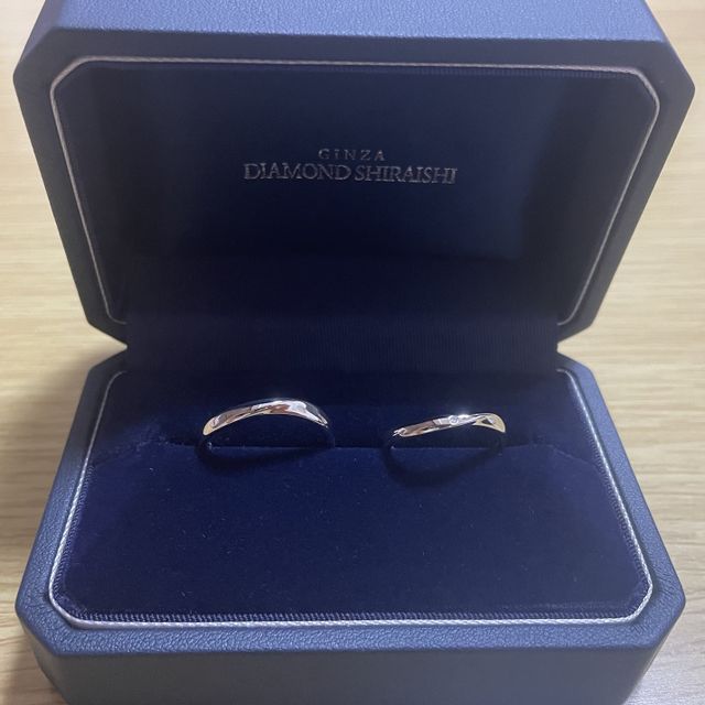 ウェーブタイプかつシンプルなデザインの結婚指輪です。