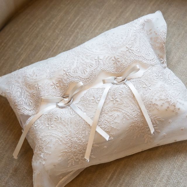 挙式での指輪交換を待っています