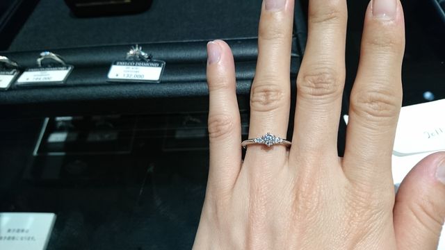 サイドのメレダイヤが中央のダイヤを引き立たせてくれています。