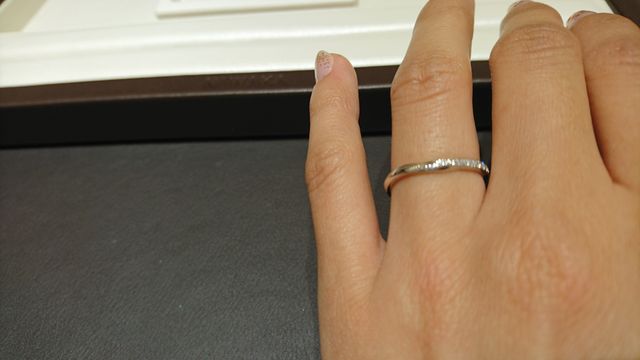 中心にねじれがあるので指がキレイに見えます。