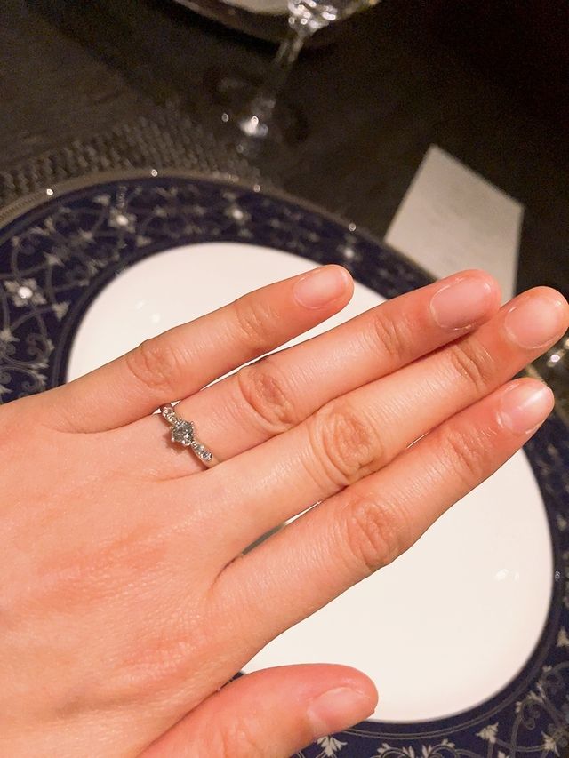 暗い部屋で撮影してもダイヤが輝いていました。