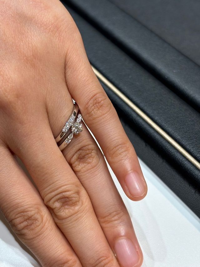 婚約指輪と結婚指輪のセットリングでつけました！