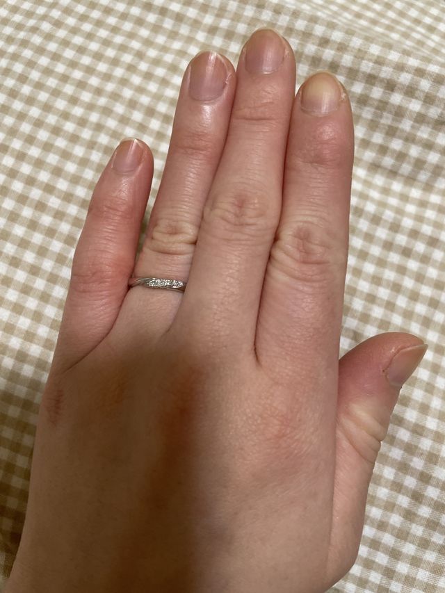 メレダイヤが入ってかわいらしいデザインです