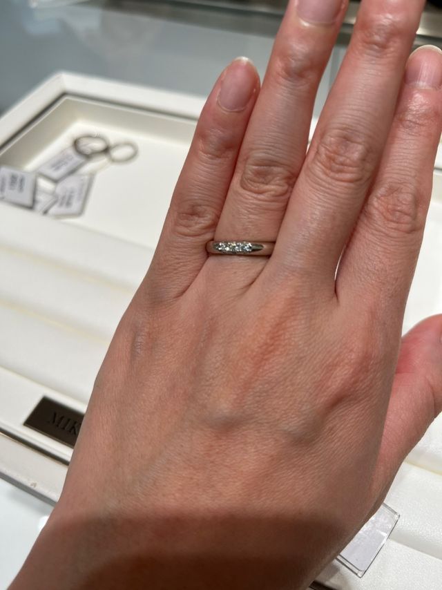 シンプルで婚約指輪とも合わせやすい