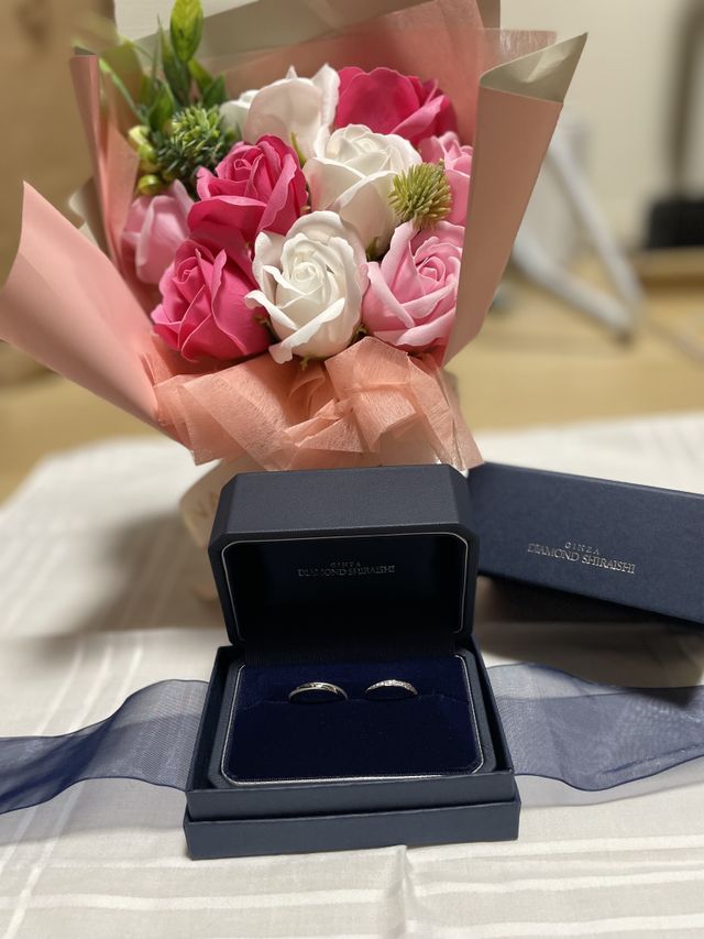 プレゼントした花束と2人で決めた結婚指輪です。