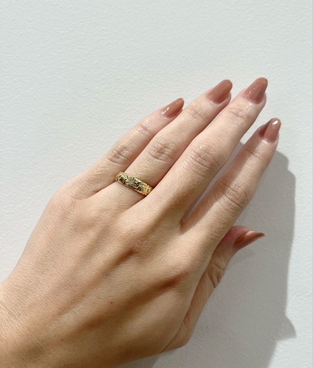 彫り模様がどの角度から見ても輝き、本当に綺麗でした。