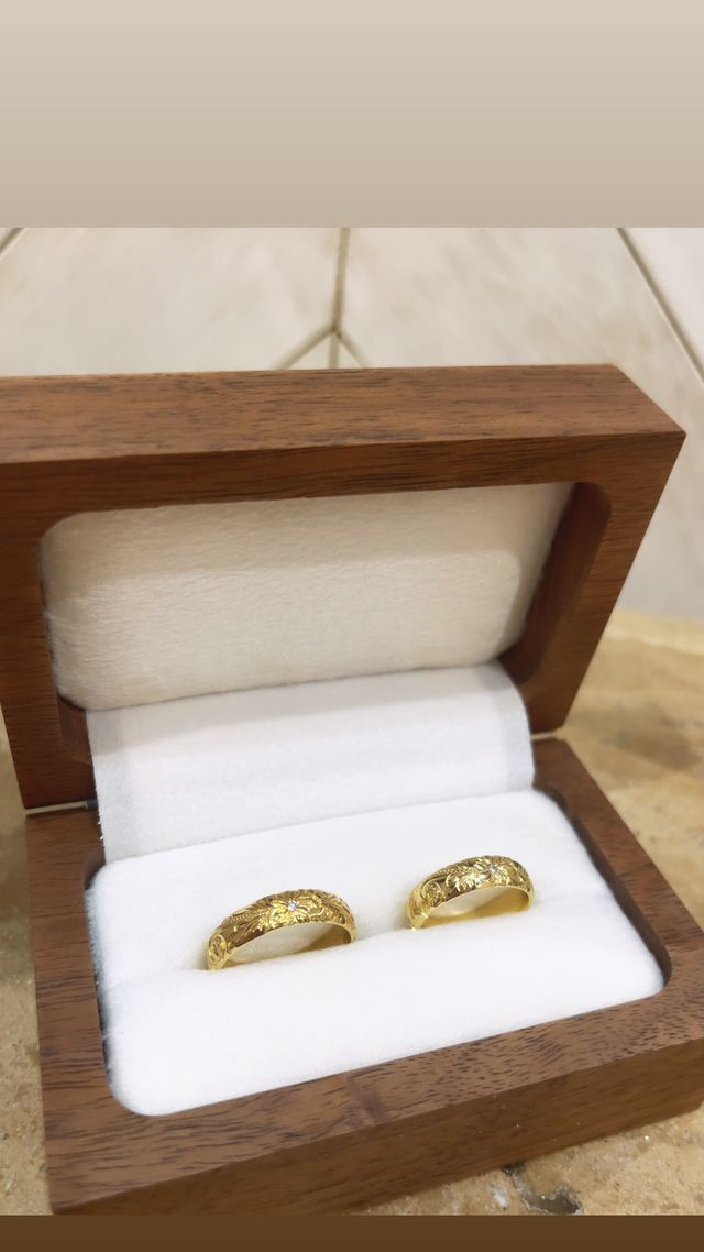 二人でホワイトダイヤをお花の中心に入れました。