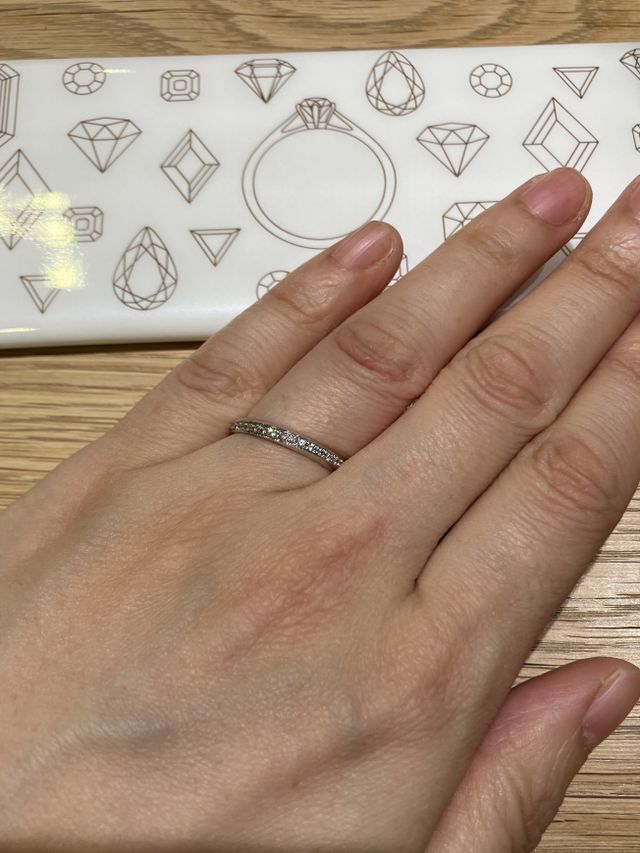 石が斜めに入っているデザインです。