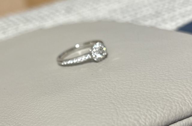リング枠の両サイドのダイヤの輝きも綺麗で、一目惚れでした。