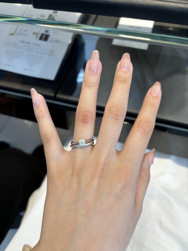 婚約指輪と重ね付けです。どちらもエクセルコダイヤモンドです。