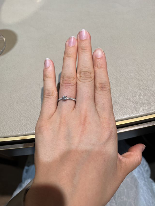 シンプルでダイヤの大きさも目立ちすぎずきらめきがとてもきれい