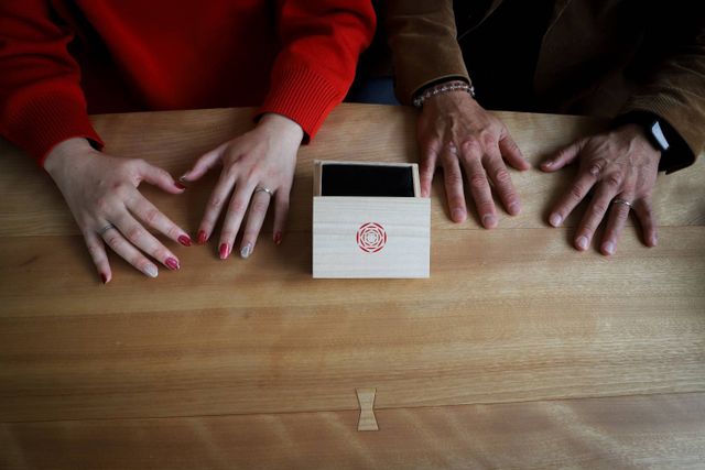 出来上がった指輪を初めて着けた所を写真に納めて頂きました。