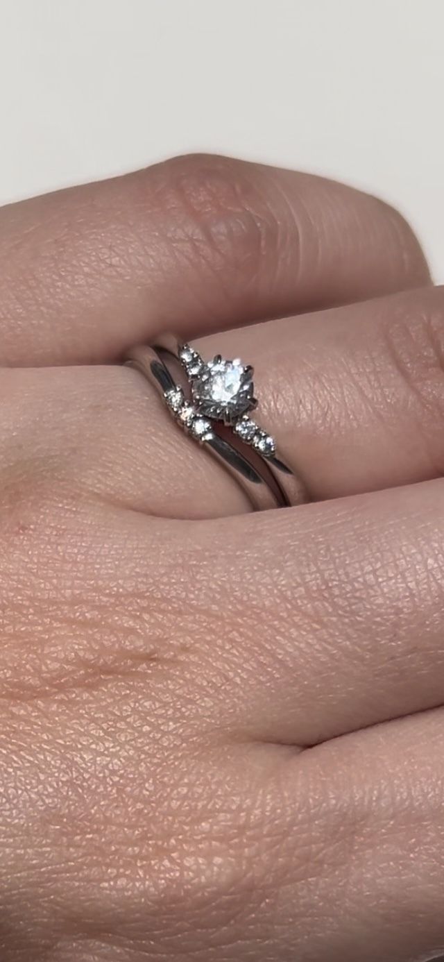 V字のマリッジリング　ナパイア（エンゲージリングと一緒に）