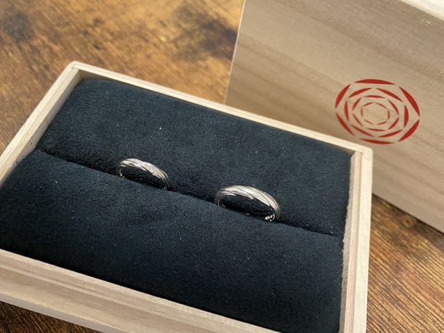 結婚指輪用のピローは黒で高級感があります。