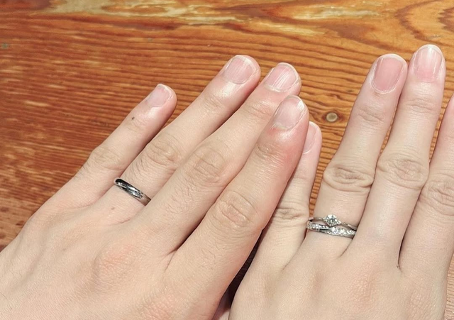 左が主人の指輪で、右が私の指輪です。