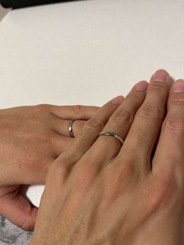 2人の指の形が同系統なので全く同じ形のペアリングにしました