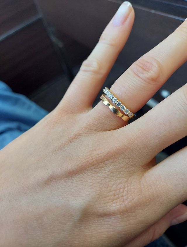 重ね付けを試着しているところ。