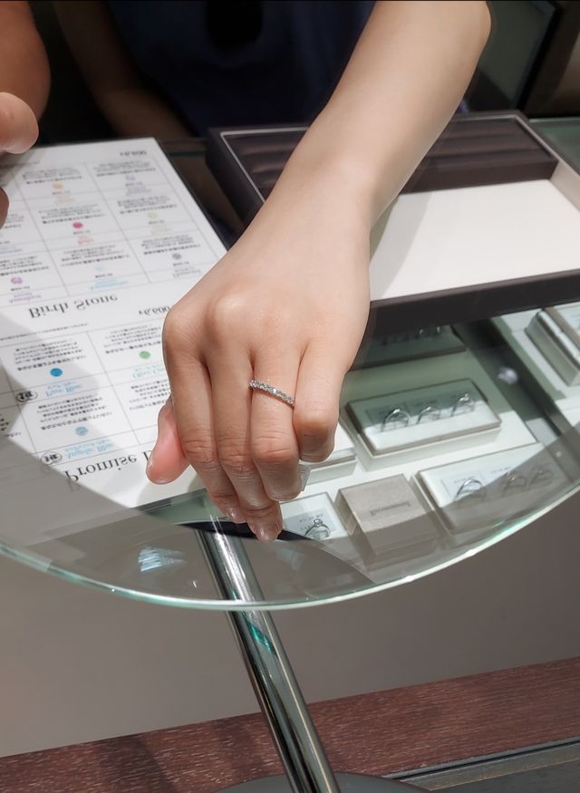 鏡に映すと、ダイヤモンドの輝きがキラキラしていました。