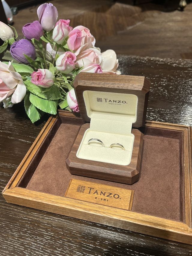 指輪と削り出しのウォルナットのケース。納品時。