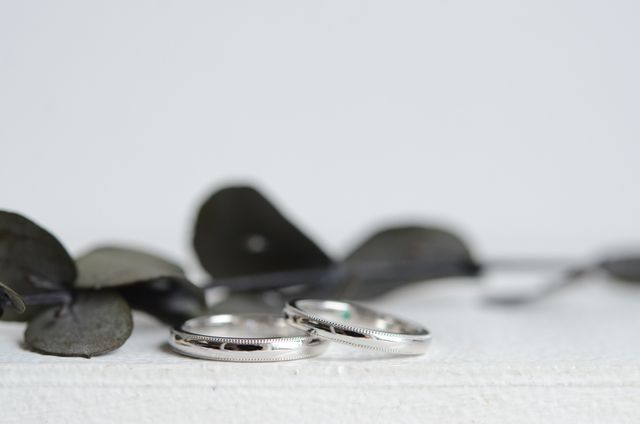 指輪の内側にエメラルドとダイヤモンドを入れています