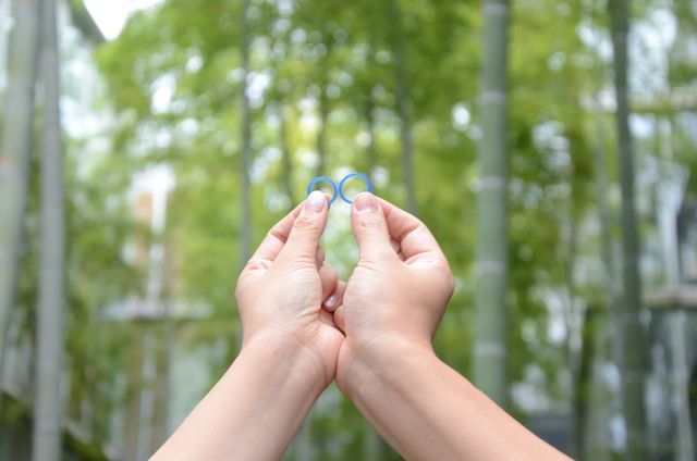 制作場所の庭で撮影した指輪の型の写真です