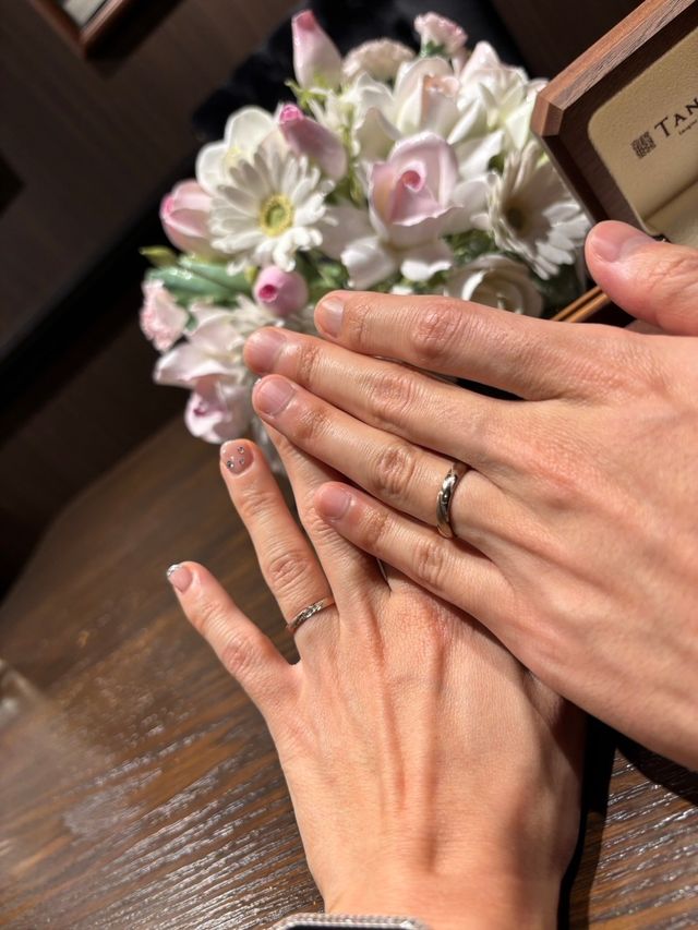 　納品時に初めて指輪をつけた時の写真