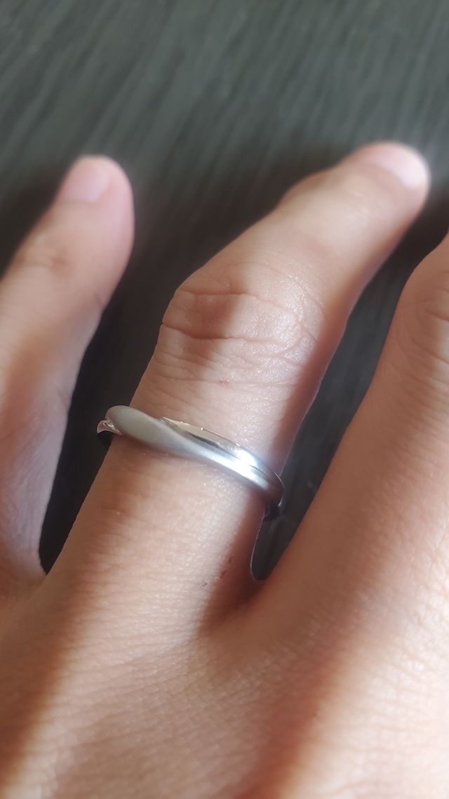 テーブルの上に手を置いてリラックスしている状態