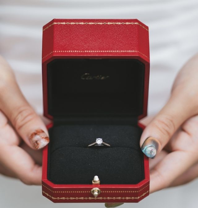 憧れの豪華な赤い箱に入ってます