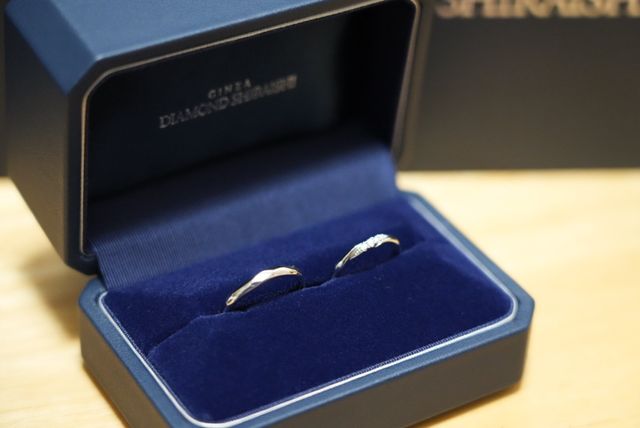 ペアで箱に入ります。
シンプル目の商品を選びました