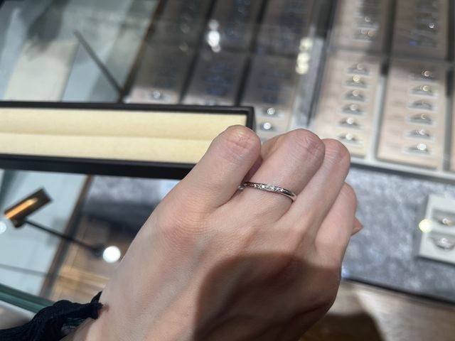 ダイヤの入ったウェーブのデザイン