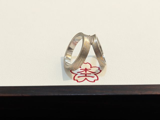 ひとつの素材からふたつの指輪にする儀式の写真です