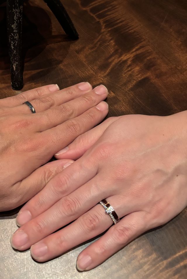 結婚指輪とセットで着用してもらいました。