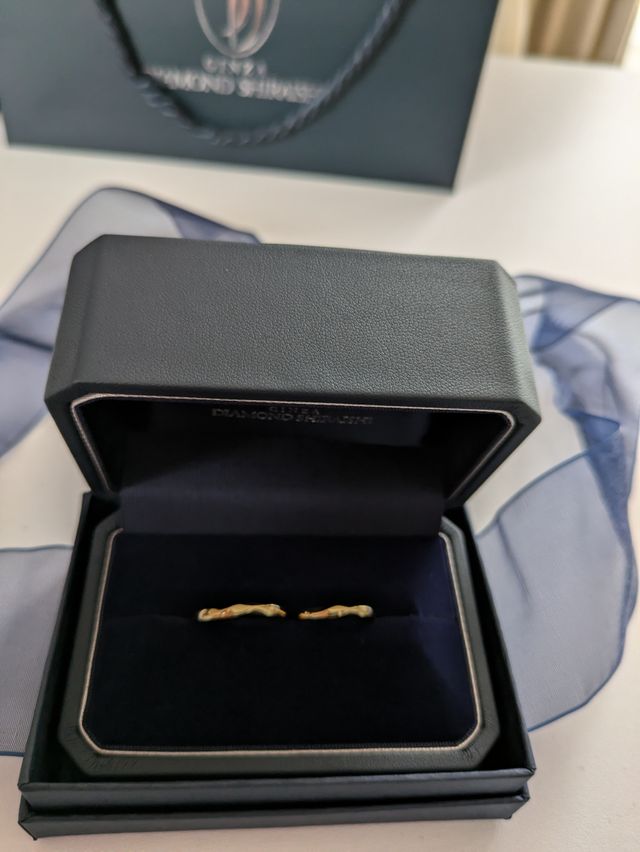 amuletという種類で、波形になっている部分がおしゃれ。