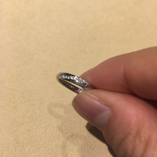 内側に刻印と石が入っています