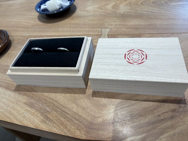 指輪が入っている木箱も手作りでぬくもりを感じました
