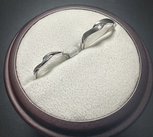 二人の結婚指輪の写真です。右側が男性用の指輪です。