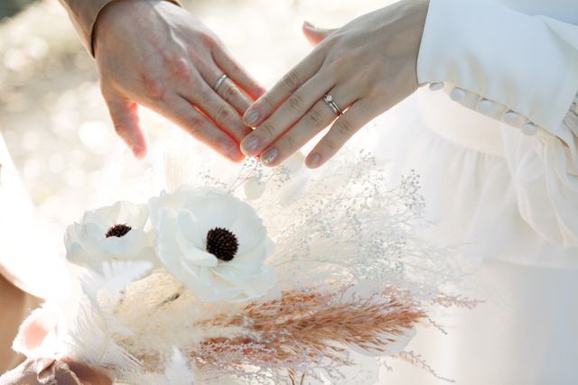 ウエディングフォト！わたしは婚約指輪もはめています！