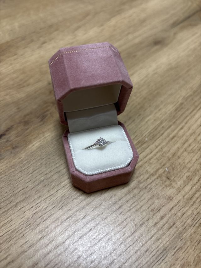 ダイヤが際立つ指輪で、横にはピンクダイヤも埋め込みました。