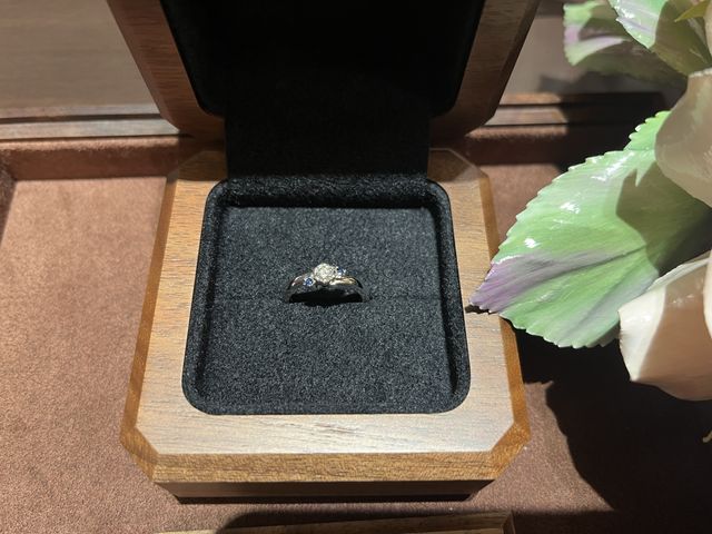 ダイヤモンドの両脇にサファイアが入っています。