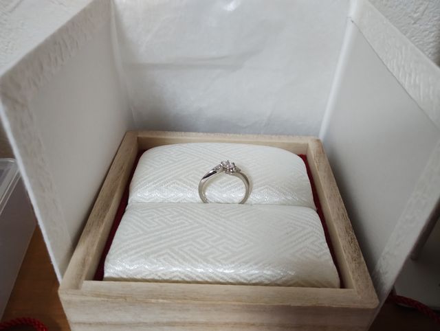 TOMOEのAYAという結婚指輪の写真です。