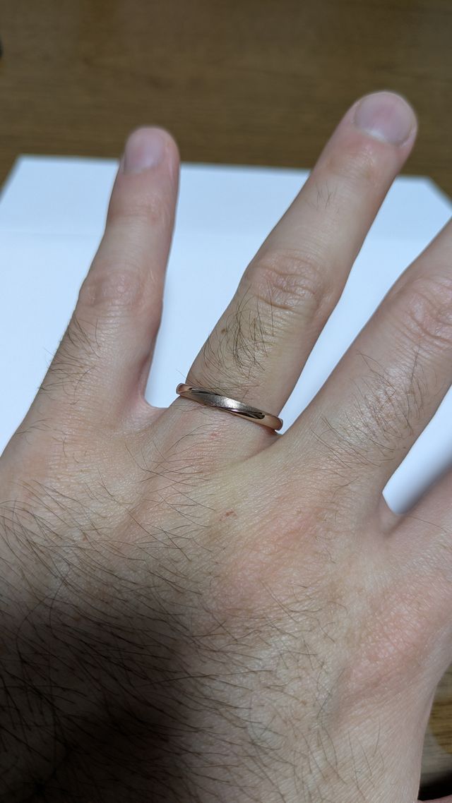 ケイローンのペールブラウンゴールド、つや消し加工ありです。