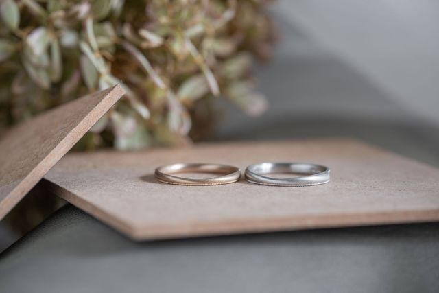 婚約指輪との重ね付けも考えたデザインに。