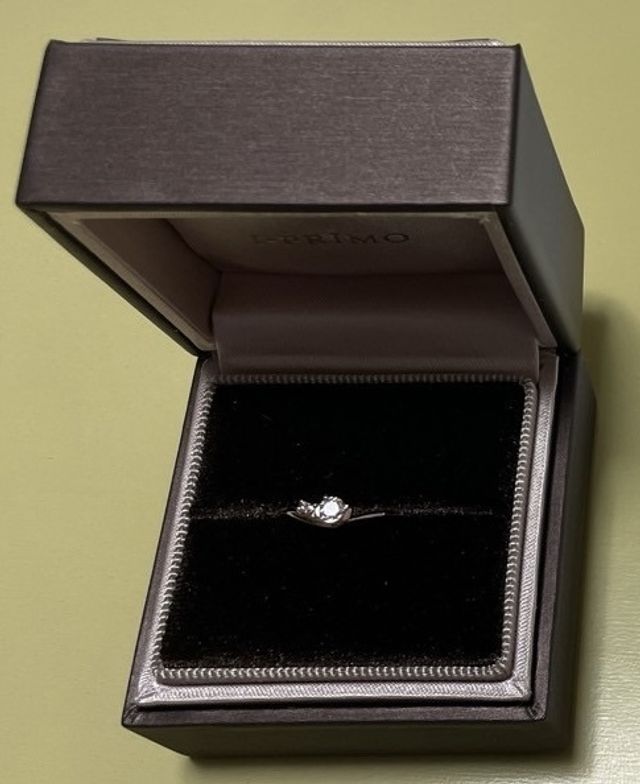 大きなダイヤと隣にあるふたつのピンクダイヤが特徴です。