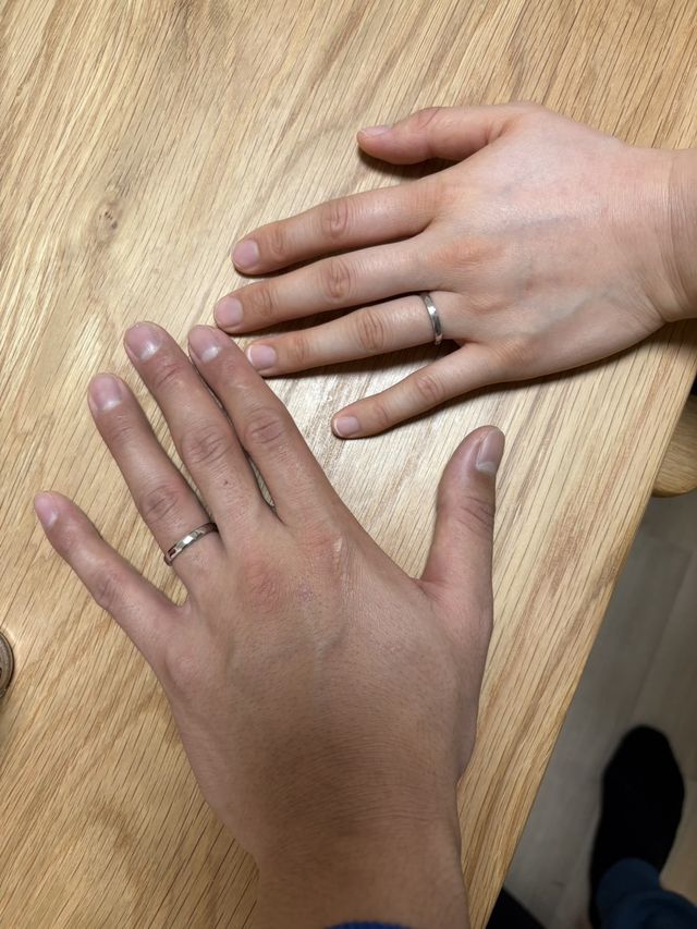 指輪が到着したので、自宅で装着した記念に写真を撮影しました。