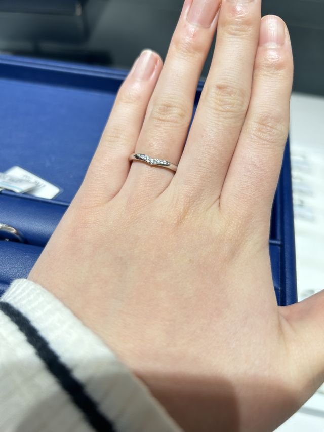 v字デザインで婚約指輪との合わせも綺麗でした。